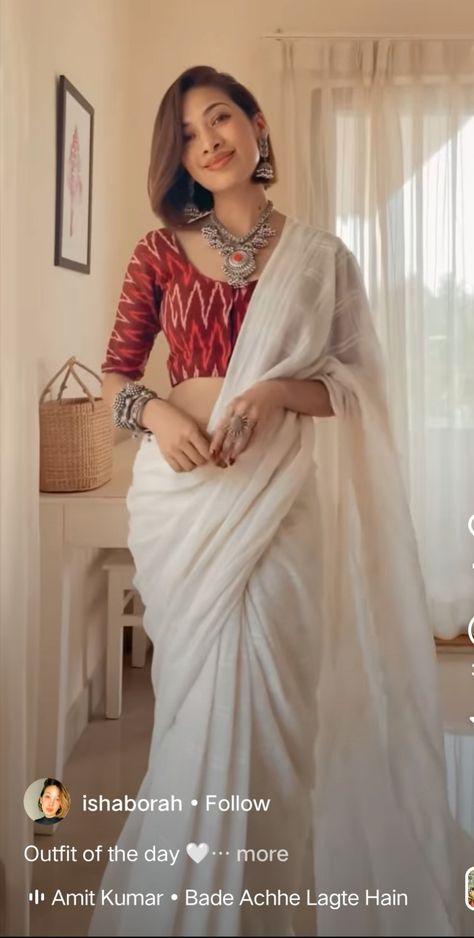 College Function Saree, Off White Saree With Contrast Blouse, White Saree Blouse Color Combos, Off White Saree Contrast Blouse, Ethnic Day Saree Outfits College, Saree For College Function, White Saree With Contrast Blouse, Isha Borah, White Cotton Saree