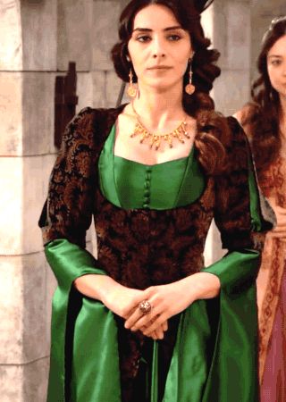 Awkward Sultana — (Almost) Every Costume Per Episode + Mahidevran... Mahidevran Sultan, Reign Fashion, Ancient Dress, Dark Green Dress, Purple Gowns, Extraordinary Women, Green Gown, Kurta Designs Women, Magnificent Century