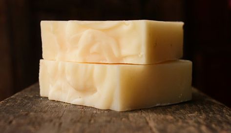 How To Make High-Quality Soap From Pig Lard - Hobby Farms Pig Fat Uses, How To Make Lard Soap, Hot Process Lard Soap Recipes, Making Lard, Lard Soap Recipe, Homestead Planning, Lard Recipe, Lard Soap, Homemade Shampoo Bar