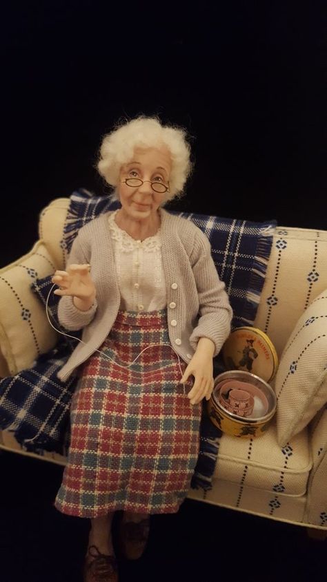 Granny Dolls, Dollhouse People, Julie Campbell, Dolls House Figures, Doll House People, Folk Doll, Mini Dolls, Polymer Clay Dolls, Art Dolls Handmade