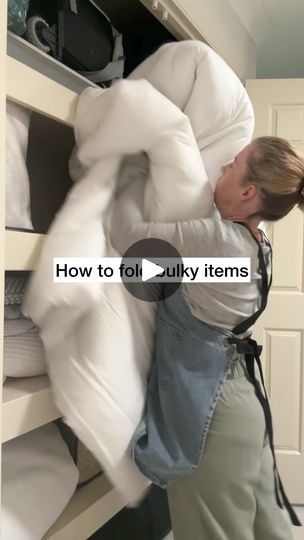 Folding Blankets, Fold Sheets, Folding Hacks, Clothes Folding, Fold Clothes, Folding Towels, Folding Ideas, Folding Techniques, Clean My House