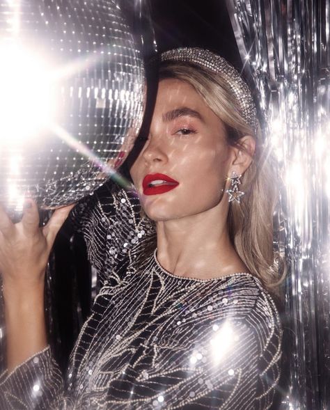 Disco Photoshoot, Moda Disco, New Year Photoshoot, Disco Glam, Creative Photoshoot Ideas, New Year Photos, Disco Balls, Christmas Photoshoot, Photoshoot Concept