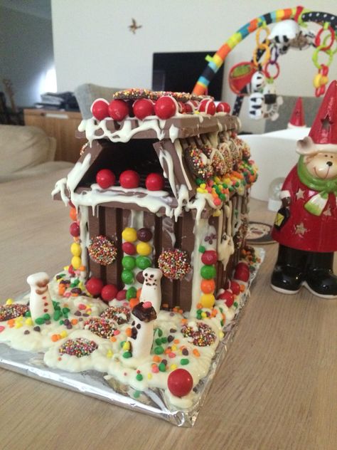 KitKat house for Christmas! Just some KitKat family blocks, melted White choc and lollies!! Kitkat House, Cool Gingerbread Houses, Gingerbread Houses, Gingerbread House, Cooking Time, Gingerbread, Yummy Food, Cake, Christmas