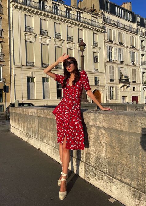 7 Ways to Dress Like a Parisian in Summer French Street Style Summer, Parisian Style Dress, Parisian Summer Style, Parisian Summer Outfits, Flower Dresses Outfit, Parisian Style Summer, Parisian Dress, Dress Like A Parisian, Parisian Outfits