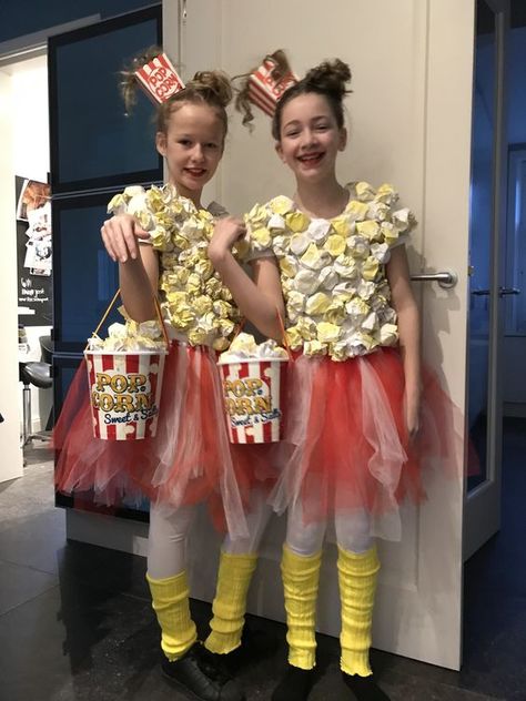 30 DIY Funny Group Halloween Costumes For Teens (group Of Three, Four, Five Or More) - RecipeMagik All Black Halloween Costume, Funny Group Halloween Costumes, Popcorn Costume, Black Dress Halloween Costume, Diy Fantasia, Deco Cinema, Black Halloween Costumes, Costume Carnaval, Best Friend Halloween Costumes