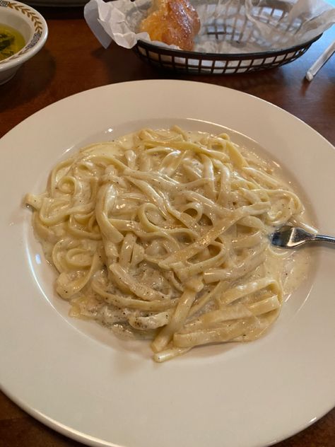 #food #fettuccine #alfredo #fettuchinealfredo #pasta #yummy Fettucini Alfredo, Alfredo Lasagna, Icon Ideas, Delicious Pasta, Fettuccine Alfredo, Food Babe, Food Pics, Bon Appetite, Food Heaven