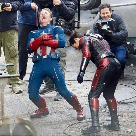 Funny Mcu Photos, Marvel Cast Funny, Kapten Marvel, Marvel Bts, Grand Prince, Toni Stark, Marvel Bunch, Marvel Pics, Mcu Cast