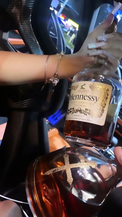 Hennessy Very Special Cognac, Pretty Alcoholic Drinks, Yummy Alcoholic Drinks, Pretty Pens, Alcohol Aesthetic, Pretty Drinks, Cute Friend Photos, Kehlani, Puff And Pass