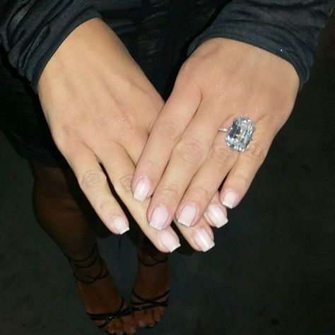 Kim Kardashian Nails, Kardashian Nails, Kim Kardashian Wedding, Nail Piercing, Celebrity Makeup Looks, Nail Art Pictures, Pink Manicure, Latest Nail Trends, Gel Mani