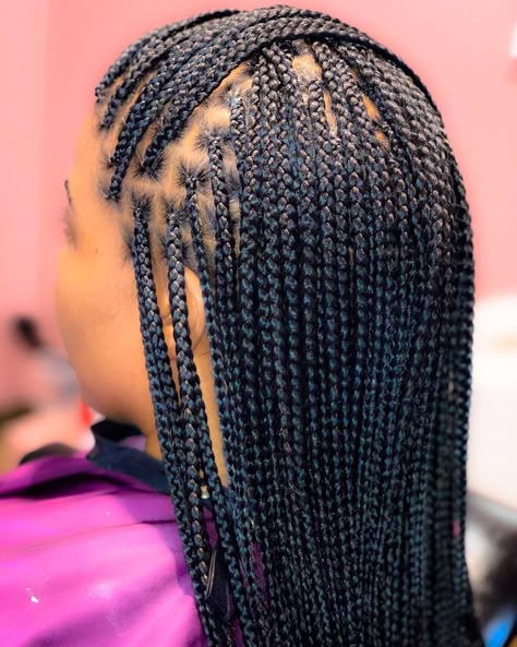 Marliese on Instagram: “NEAT & KNOTLESS 💁🏽‍♀️ #knotlessbraids #614braider #614braids #cincinnatibraider #cincinnatibraids #clevelandbraider #clevelandhairstylist…” Braids Styling, Braids Knotless, Braids For Medium Length Hair, Knotless Box Braids, Twists Locs, Braids Twist, Mohawk Hairstyles, Braiding Styles, Small Braids