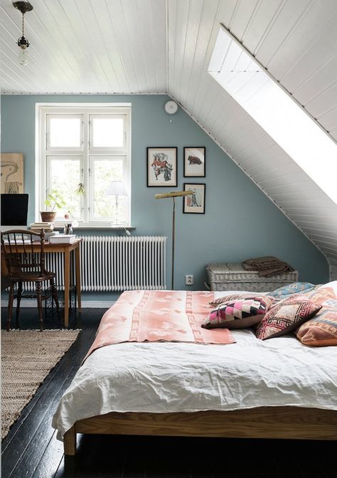 Sloping Roof Bedroom, Attic Bedroom Decor, Baby Room Boy, Swedish Decor, Bohemian Living Rooms, Attic Bedrooms, Attic Renovation, Budget Home Decorating, Attic Bedroom