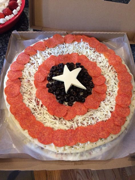 Captain America pizza, with pepperoni, black olives and then fresh mozzarella Captain America Themed Food, Marvel Snacks, Marvel Recipes, Superhero Birthday Party Food, Marvel Baby Shower, Captain America Birthday Party, Lilly Party, Marvel Birthday, Captain America Birthday