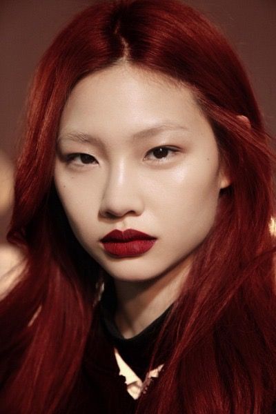 Hoyeon Jung (@hoooooyeony) Festive Holiday Makeup, Brick Red Lipstick, Classic Red Lipstick, Golden Eyeshadow, Jung Hoyeon, Hoyeon Jung, Holiday Makeup Looks, Sparkly Eyes, Berry Lips