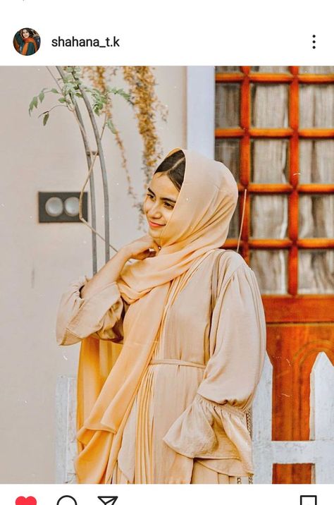 Hiba Badarudheen, Normal Poses, Dark Beauty Photography, Hand Pic, Gallery Wallpaper, Girl Hand, Beautiful Dress Designs, Beauty Images, Beauty Photos