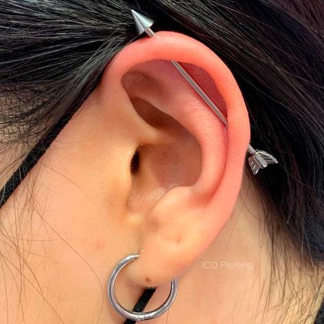 Ear Piercings Arrow, Arrow Industrial Piercing, Dainty Industrial Piercing, Ear Piercing Industrial, Industrial Ear Piercing, Pretty Piercings, Ear Piercings Industrial, Piercing Industrial, Types Of Ear Piercings