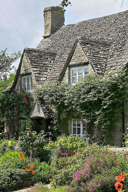 Minster Lovell, Oxfordshire Someday I want to live in an English Cottage-style home.  Is that REALLY so much to ask? English Country Cottages, Tudor Cottage, Stone Cottages, Storybook Cottage, Quaint Cottage, English Cottage Style, Beautiful Cottages, Dream Cottage, English House