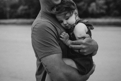 Father's Day photo shoot with father and daughter Dad Holding Daughter, Father Holding Daughter, Father Daughter Pictures, Father Daughter Photos, Father Daughter Tattoos, Family Beach Session, Father Daughter Photography, Sibling Poses, Father And Baby