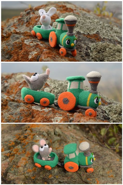 A small gray crocheted mouse sits in the car of a crocheted green live locomotive Crochet Mouse, Crochet Rabbit, Knitted Toys, Toy Vehicles, Crochet Toys, Rats, Cotton Yarn, Coco, Amigurumi