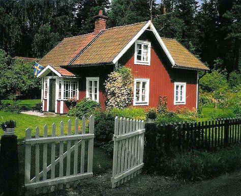 Red Wooden House, Traditional Swedish House, Swedish Wooden House, Countryside House Farmhouse, Swedish Red House, House In Countryside, Houses In Sweden, Farmhouse Fence, Swedish Country House