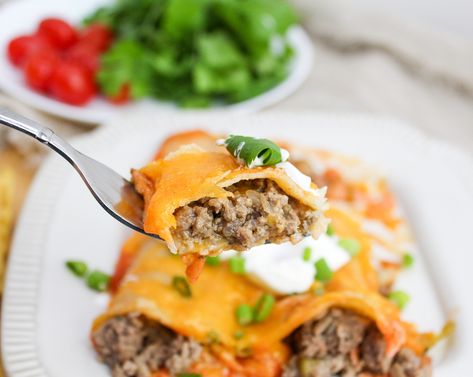 Pioneer Woman's Beef Enchiladas are the ultimate meaty enchilada coated with flavorful red red sauce and baked with cheese. Pioneer Woman Corn, Enchiladas Beef, Beef Enchilada Casserole, Beef Enchilada Recipe, Beef Enchilada, Enchilada Casserole Recipes, Easy Enchiladas, Mole Sauce, Red Enchilada Sauce