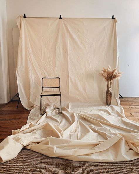 Sheet Backdrop, Homemade Photoshoot Ideas, Sheet Backdrop Photography, Photoshoot Backdrop Ideas, Robin Photography, Set Design Photography, Studio Photography Backdrop, Home Photo Studio, Photo Studio Design