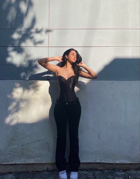 Outfit Con Corset, Corset With Jeans, Outfit With Corset, Eurotrip Outfits, Black Corset Outfit, Corset Outfit, Night Out Outfit, Causual Outfits, Black Corset