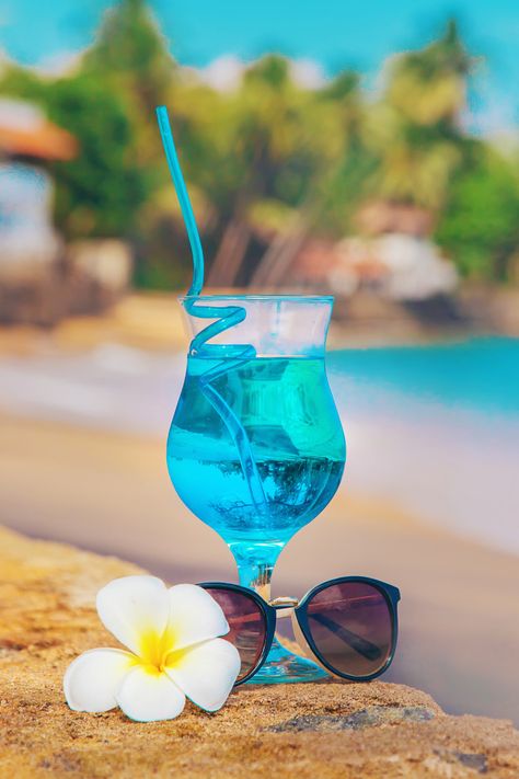 Blue lagoon cocktail by the ocean | Premium Photo #Freepik #photo Beach Juice, Blue Lagoon Cocktail, Blue Drinks, Beach Drinks, Cocktail And Mocktail, Tropical Drink, By The Ocean, Aesthetic Desktop Wallpaper, Blue Lagoon