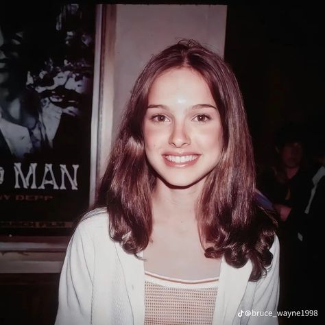 Young Natalie Portman, Cyberpunk Girl, Actrices Hollywood, Girl Celebrities, Girl Inspiration, Natalie Portman, Hollywood Actor, Celebrity Look, Aesthetic Girl