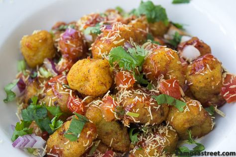 Easy Cheesy Tater Tot Chaat!! - Samosa Street Mexican Fusion, Cheesy Tater Tots, Fusion Dishes, Tater Tots, Chaat Masala, Easy Cheesy, Asian Desserts, Sweet And Sour, Samosa