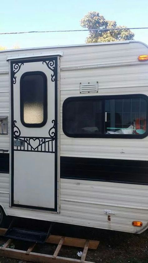 Charming front door ...~e Rv Front Door Ideas, Boondocking Camping, Vintage Motorhome, Rv Door, Rv Garage, Trailer Decor, Fifth Wheel Trailers, Living Small, Camper Living