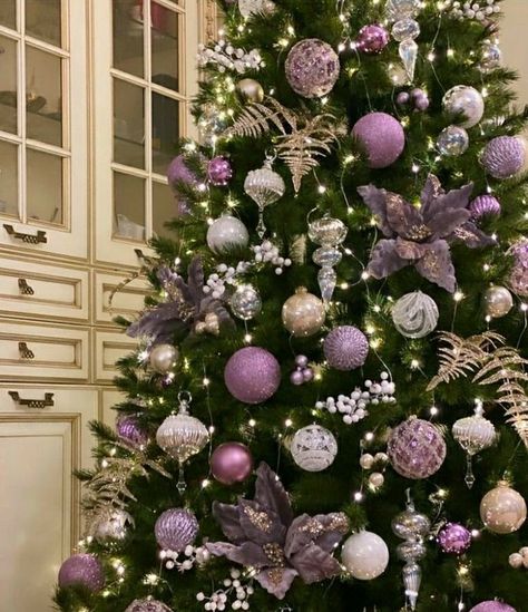 Purple And Pink Christmas Tree, Brad Impodobit, Pink And Purple Christmas Tree, Lilac Christmas Tree, Lavender Christmas Tree, Lilac Christmas, Purple Christmas Tree Decorations, Deco Violet, Purple Christmas Decorations