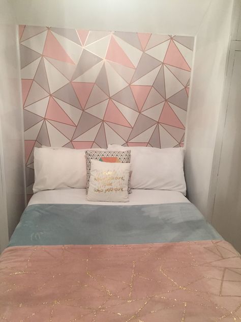 Tween bedroom Girl Bedroom Wallpaper, Pink Room Ideas, Room Decor Bedroom Rose Gold, Rose Gold Rooms, Teen Room Makeover, Rose Gold Bedroom, Girls Bedroom Makeover, Dream Bedrooms, Teen Girl Room Decor