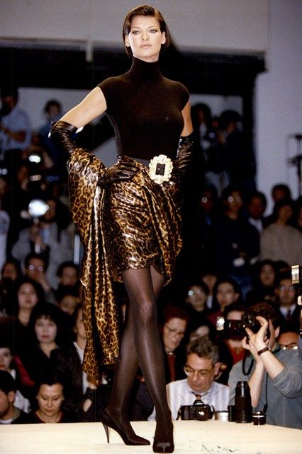 Linda Evangelista, 1992 - Throw back to 15 of our favourite ever Versace catwalk moments from the Nineties Fashion Guys, Looks Rihanna, Versace Runway, Models 90s, 90s Runway Fashion, Barbie Mode, 90s Supermodels, Versace Fashion, Vintage Versace