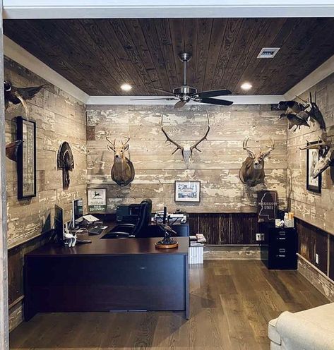 Office With Animal Mounts, Hunting Room Office, Hunting Shop Ideas, Man Cave Office Ideas Rustic, Taxidermy Shop Setup, Basement Trophy Room, Hunting Office Ideas, Cabin Themed Office, Hunting Office Decor