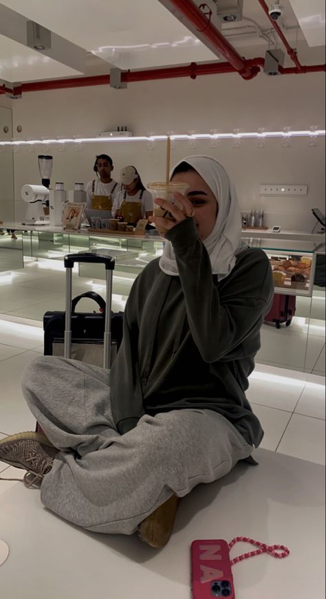 Airport, coffee, comfy , outfit, inspo , traveling , Hermes , YEEZY , hoodie , sweatpants Kuwaiti Hijab Outfit, Hijabi Airport Outfit, Airport Outfit Hijab, Airport Outfit Winter Comfy, Hijabi Style Outfits, Airport Coffee, Kuwaiti Girl, Korean Fashion Kpop Bts, Airport Outfit Winter