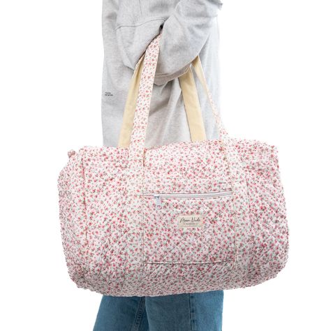 Introducing the Peony Large Duffel Bag – a spacious carry-all with a convenient zippable front pocket, designed to make a statement wherever life takes you. The quilted exterior boasts a beautiful floral pattern, complemented by the classy pink gingham interior. Perfect for extended trips, weekend getaways, or as a chi Gingham Interior, Chic Gym, Mini Makeup Bag, Large Makeup Bag, Vanity Bag, School Things, Travel Duffel, Duffel Bag Travel, Backpack Tote Bag