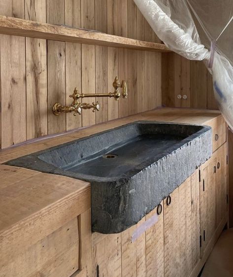 Stone Kitchen Sink, Stone Sink Kitchen, Rustic Sink, Rustic Kitchen Design, Cabin Kitchens, Concrete Kitchen, Stone Kitchen, Rustic Stone, House Decor Rustic