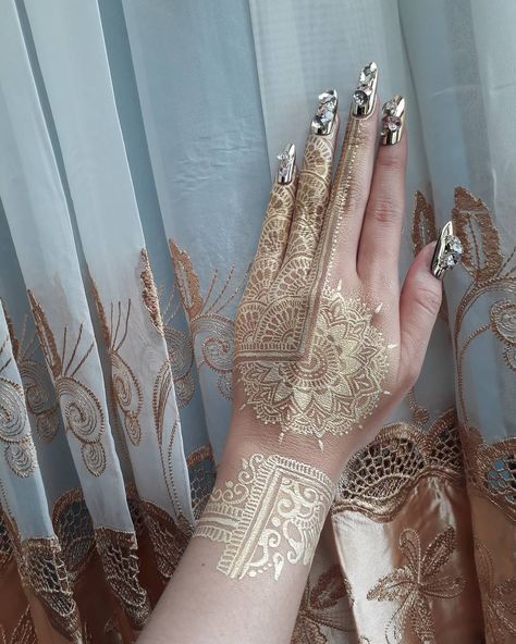 Gold Henna Tattoos #hena #henna #henaart #hennaart Inai Design, Simple Ankle Tattoos, Henna Designs Arm, Henna Pengantin, Gold Tattoos, White Henna Designs, Little Rose Tattoos, Gold Henna, Henna Tattoo Design