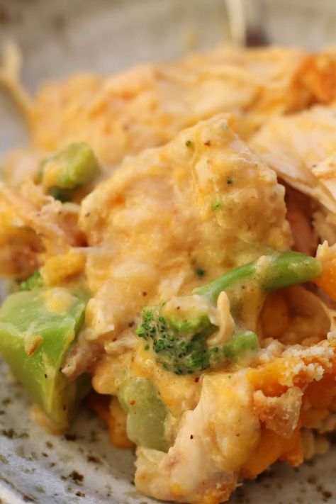 Cracker Barrell Broccoli Cheddar Chicken--an Instant Pot or Crockpot take on the Cracker Barrel favorite! It's got chicken, cheese, broccoli, creamy sauce and Ritz cracker topping. Chicken Instant Pot, Broccoli Cheddar Chicken, Cheddar Chicken, Broccoli Cheddar, Cracker Barrel, Slow Cooking, Pressure Cooking, 365 Days, Instant Pot