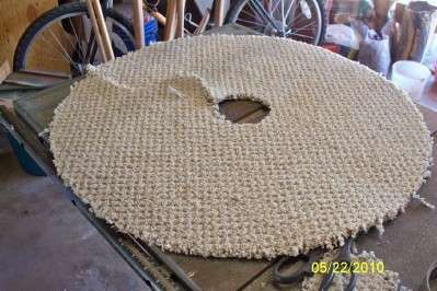 now there's an upcycle! carpet scraps into a ring for trees & shrubs- cover with mulch Diy Tree Ring Landscape, Diy Tree Rings, Tree Mulch, Mulch Landscaping, Pergola Pictures, Making Plant Pots, Diy Tree, Tree Ring, House Landscaping