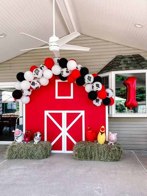 Farm Party Balloon Arch, Diy Farm Backdrop Birthday Parties, Farm Birthday Party Backdrop, Barnyard Backdrop Diy, Farm Photo Backdrop, Old Macdonald Birthday Party Decorations, Barnyard Party Decorations, Farm Theme Birthday Decorations, Diy Barn Backdrop Birthday