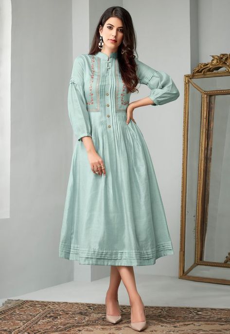 Simple Kurtis, Silk Kurti Designs, Suit Styles, Kurti Style, Frock Style, Casual Frocks, Cotton Frocks, Silk Kurti, Embroidered Kurti