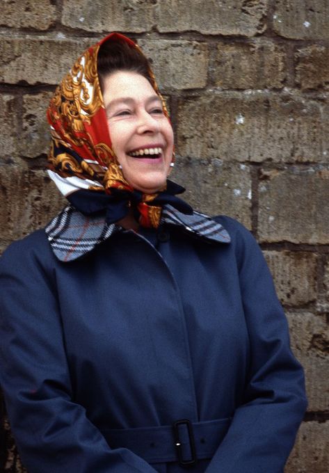 Photos of Queen Elizabeth in Headscarves - Queen Elizabeth's Top Fashion Moments Queen Elizabeth Laughing, Badminton Horse Trials, Head Scarfs, Rainha Elizabeth Ii, Horse Trials, Queen E, Hm The Queen, British Royal Families, Elisabeth Ii