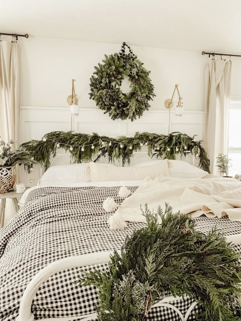 Cozy Christmas Bedroom. Farmhouse Christmas #farmhousestyle #christmas #christmasdecor #holidaydecor Cozy Christmas Bedroom, Christmas Bedroom Decor, Pretty Christmas Decorations, Luxury Bedroom Decor, Rustic Bedroom Decor, Bedroom Farmhouse, Cottage Christmas, Christmas Decorations Bedroom, Luxurious Bedroom