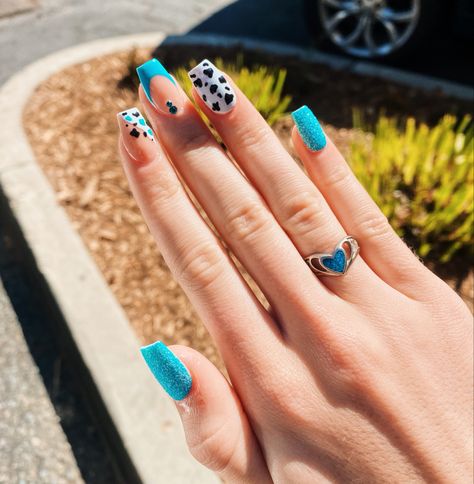 Western Summer Nails Acrylic, Lainey Wilson Nail Ideas, Western Hoco Nails, Luke Bryan Concert Nails, Ffa Nails Ideas, Cowgirl Acrylic Nails, Western Concert Nails, Western Nails Turquoise, Western Nails Acrylic Turquoise