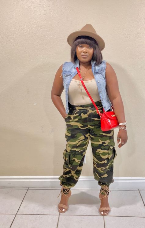 Camaflouge Cargo Pants Outfit, Camo Pants Outfit Baddie, Camoflauge Pants Outfits, Camo Shorts Outfit, Camoflauge Outfits, Camouflage Pants Outfit, Style Camo Pants, Army Pants Outfit, Camo Cargo Pants Outfit