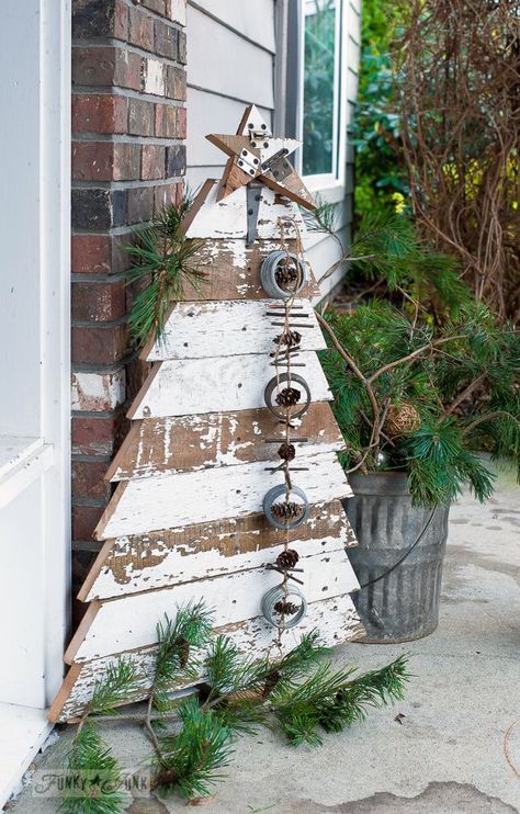 Reclaimed wood Christmas tree and star in chippy white boards for a front porch / funkyjunkinteriors.net Christmas Pallet, Plant Party, Diy Jul, Pallet Christmas Tree, Pallet Christmas, Wooden Christmas Tree, Spring Craft, Wood Christmas Tree, Pallet Crafts