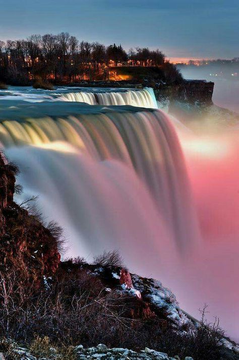 The Niagara waterfalls at night, Ontario, Canada 🇨🇦️ The most famous waterfalls in the world are actually three waterfalls (American Falls, Bridal Veil Falls and the Canadian Falls) and are set right on the border between the United States and Canada! Forest Moodboard, New York State Parks, Niagara Falls New York, Autumn In New York, Image Nature, Travel Spots, Beautiful Waterfalls, Jolie Photo, New York State