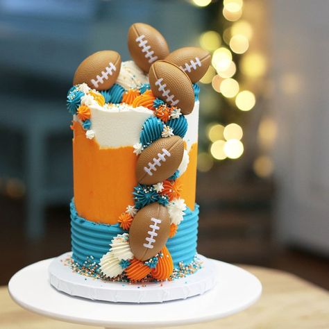 Dolphins Football Cake, Dolphins Cake Miami, Miami Dolphins Birthday Party, Eagles Football Cake, American Football Cake, Miami Dolphins Cake, Football Cakes For Boys, Football Party Cake, Sports Birthday Cake