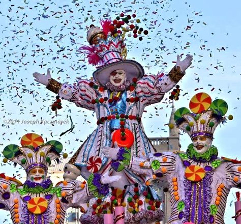 The Mummers on parade :: Happy New Year Philly! Mummers Parade, Philadelphia History, Post Prom, Folk Culture, Disney Parade, Vintage Philadelphia, South Philly, Circus Costume, Christmas Shows